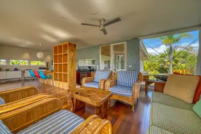Image de Joyau architectural moderniste avec intérieur personnalisé et vue sur la baie - à quelques pas de la plage!