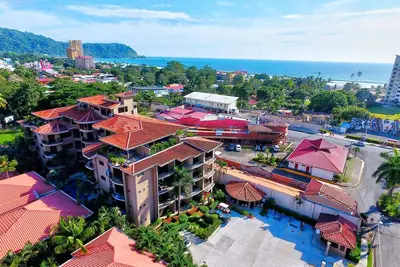 Image de Condo de luxe à un pâté de maisons de la plage de Jaco avec deux piscines