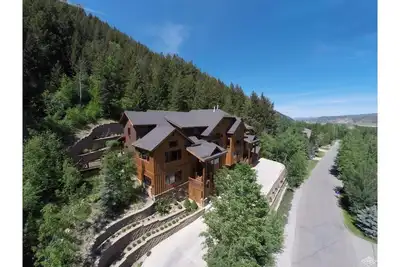 Image de Maison épique 4br avec nouveau jacuzzi, à quelques minutes des stations de ski de Bc / Vail