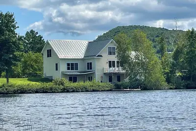 Image de Spacieuse maison au bord du lac Eden, à quelques minutes de Stowe et de Jay Peak