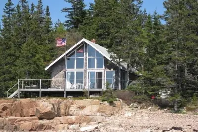 Image de Chalet serein et isolé en bord de mer.