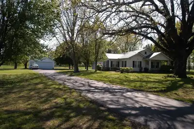 Image de Internet haute vitesse Lawrenceburg Tn Privé Secluded Home, alternative à l'hôtel