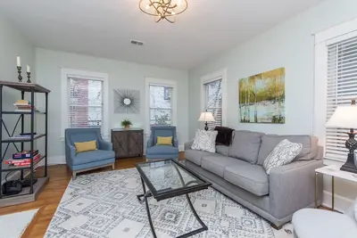 Image de Nouvellement rénové maison centrale au centre-ville!