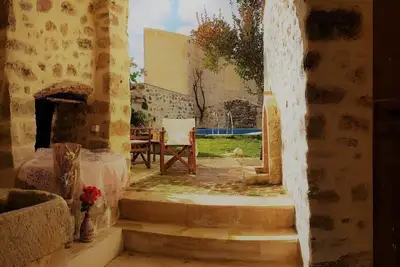 Image de Madalo, vieille maison en pierre avec piscine