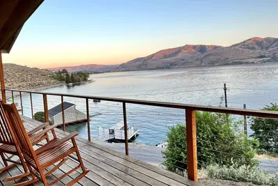 Image de Spectaculaire tout nouveau Waterfront 4000 + sq. Ft. Accueil, 7 chambres à coucher, accès au quai, bain à remous et WiFi