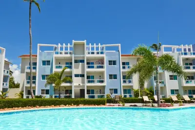 Superbe Condo récent w / piscine luxueuse et à 7 minutes à pied de la belle plage