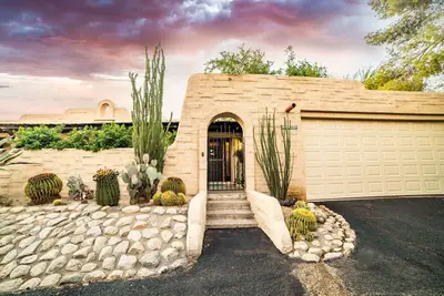 Image de Maison de ville de style pueblo serein dans le centre-nord pittoresque de Tucson