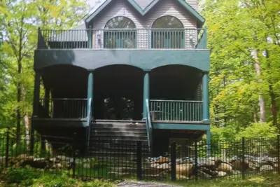 Image de Maison d'amusement en famille au bord du lac