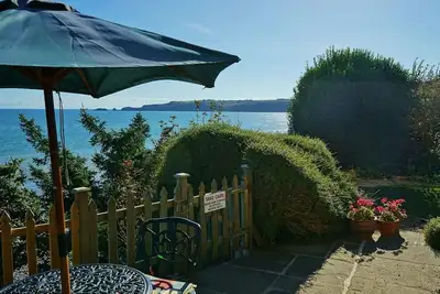 Image de The Cottage - Sea Views, Direct Access to Beach