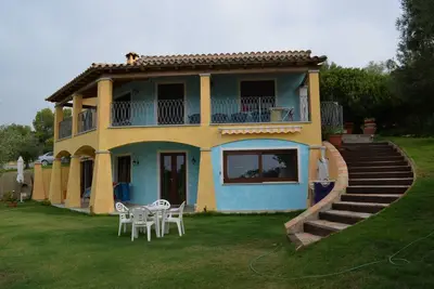 Image de Bel appartement de deux pièces avec grand jardin avec pelouse verte et végétation
