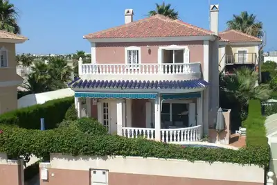 Image de Fantastique villa individuelle de 3 chambres avec piscine privée, wi-fi gratuit et A / C