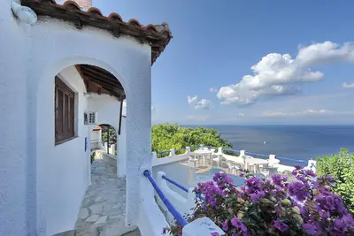 Villa Viola. Accès à la mer du parc privé. Vue privilégiée sur la mer Égée.