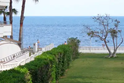 Image de Appartement de plage avec vue sur la mer dans une résidence fermée avec piscine