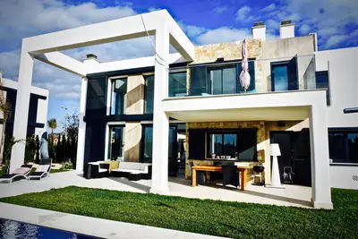 Image de construction neuve de rêve - villa de style Bauhaus, propre piscine et jardin, près de la plage,