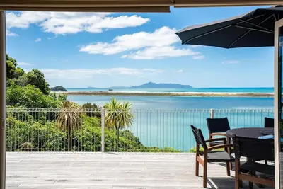 Image de Cottage de trois chambres dans un cadre isolé avec une vue magnifique sur l'estuaire et l'océan.