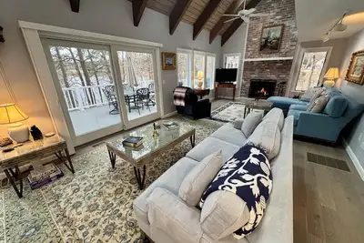 Image de Pond Front with Views - Expansive deck, 3 Br, 3 Bath (sleeps 8) w/ Central A/C - Br0671