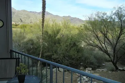 Image de Fenêtre sur les montagnes Catalina dans ce 1er étage avec de nombreuses améliorations