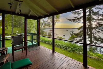 Image de Cottage classique et cabine sur un magnifique 8 acres avec vue sur l'eau au coucher du soleil