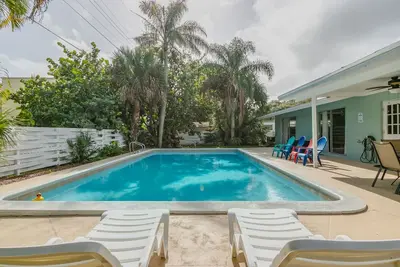 Image de 4 Chambres King / 3 salles de bain piscine mise Ă jour pour 12 personnes
