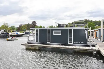 Image de Chalet flottant confortable \"Het Vrijthof\". Max 4 personnes, 2 chambres.