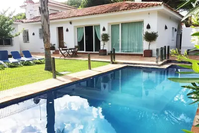 Villa privée avec piscine à Roche, près de la plage, pour 12 personnes