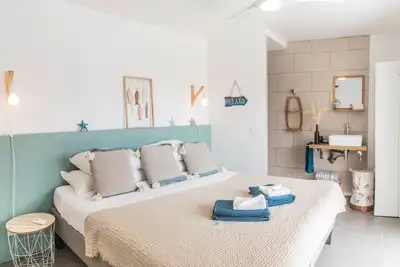 Image de Blue Wave, charmant 2 chambres juste derrière la plage!