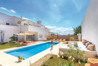 Image de Villa moderne avec piscine; groupe & grande famille conviviale; maximum 12 personnes