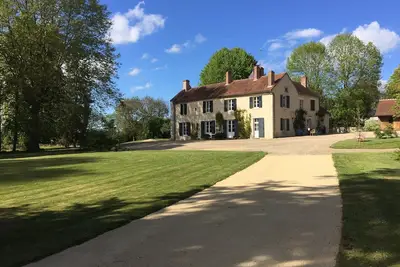 Image de Domaine familial de 5 hectares avec piscine près de Bourges