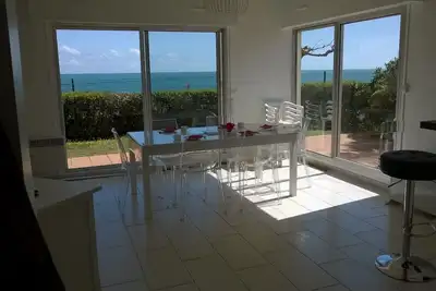 Image de Maison lumineuse en front de mer avec superbe vue mer