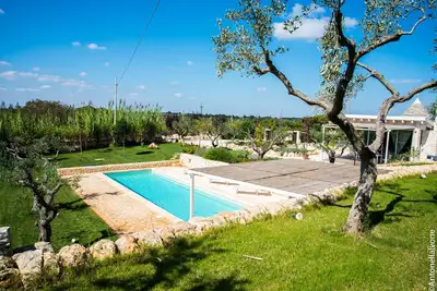 Image de Villa Trulli avec piscine privée entourée de maquis méditerranéen