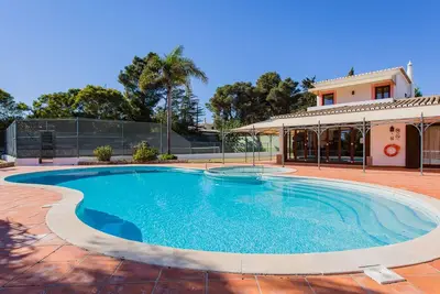 Image de Purple Rain: une imposante villa de style mauresque avec piscine privée et court de tennis