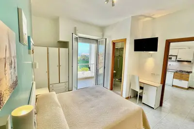 Image de Appartement confortable pour les familles dans la résidence, au centre et sur la mer