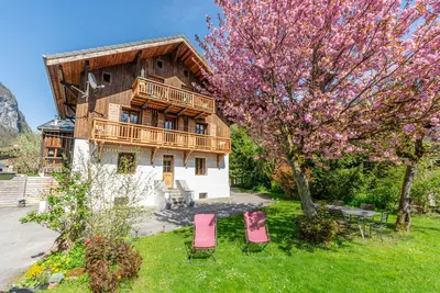 Image de Chalet de style, Samoëns, 5 chambres, jacuzzi/spa, salle de jeux, cheminée.
