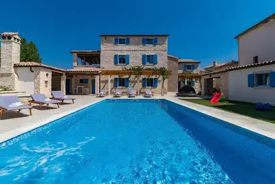 Image de La spacieuse et belle villa avec piscine privée et grande cour avec jardin