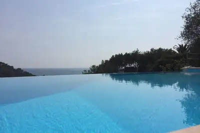 Image de Villa de rêve avec piscine d'eau de mer et vue spectaculaire