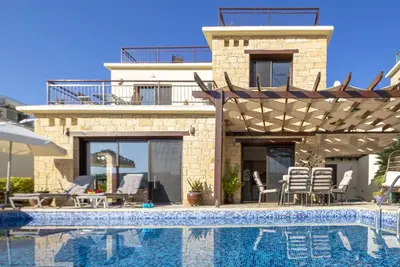 Image de 3 Bed, 3 Bath Modern Stone Villa with Private Infinity Pool