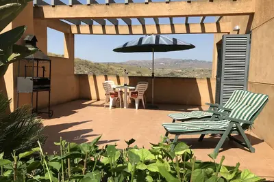 Image de Un charmant appartement de 2 chambres sur un parcours de golf avec un jardin