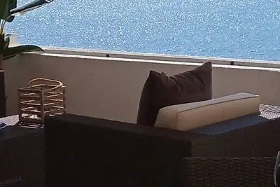 Image de Appartement moderne directement sur la plage avec une grande piscine, air conditionné, parking gratuit