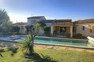 Image de maison 2 chambres, proche de Gordes Roussillon, Piscine, parking gratuit