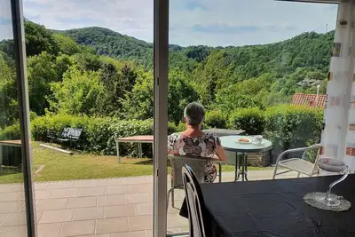 Image de Grand appartement non-fumeurs dans un endroit calme avec vue sur la région de la forêt
