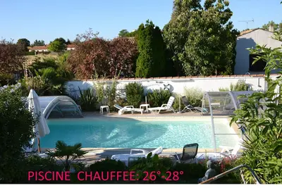 Image de Studio 18m2-Terrasse-Piscine chauffée Couverte -4 mn Plage -5 mn La Rochelle
