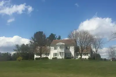 Image de Ferme en bois du XVIIIe siècle au cœur de la Shenandoah avec tous les conforts.