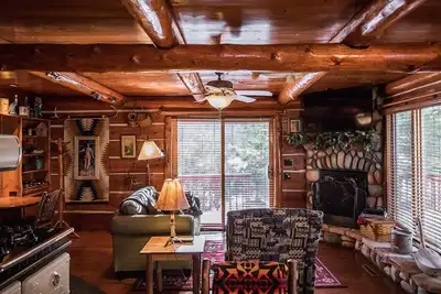 Image de Cabine une chambre rustique et charmante.