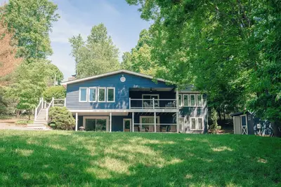 Image de 4bd / 4bath RÉNOVÉ-Lot plat-GameRoom-Deep Cove- Linge de maison-Kayak-Peddle boat!