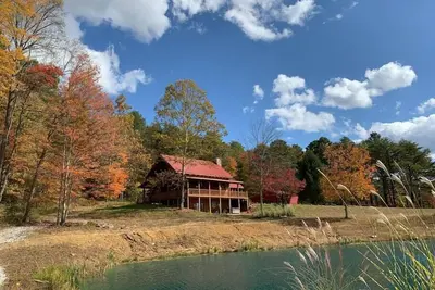 Image de Chalet en rondins isolé sur une colline avec étang de pêche, vue imprenable et sentiers naturels