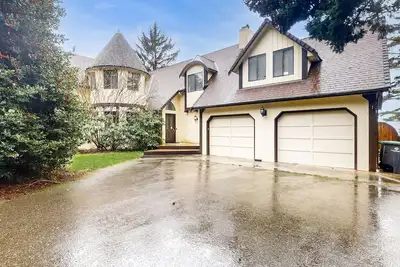 Image de Grand, famille et chien amical maison w / vue sur l'eau, sauna et WiFi!