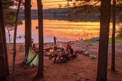 Image de Immense chalet familial dans le nord du Michigan sur Deux Lacs Et 10 Acres!