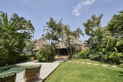 Image de Maison tropicale traditionnelle avec toit en velours dans un lieu branché de Seminyak
