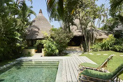 Image de Maison tropicale traditionnelle avec toit en velours dans un lieu branché de Seminyak