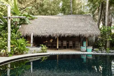 Image de Maison robuste construite avec des pierres noires à Seminyak, vivez un séjour unique!